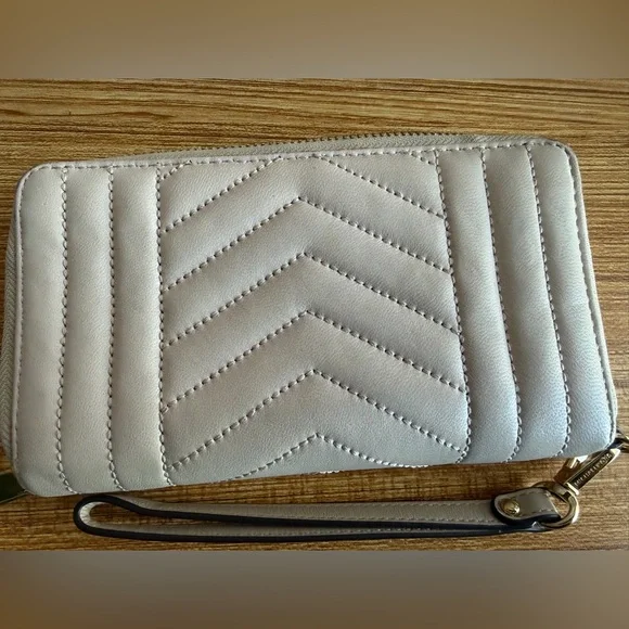 Michael Kors Blush Quilted Wristlet - Picture 6 of 12